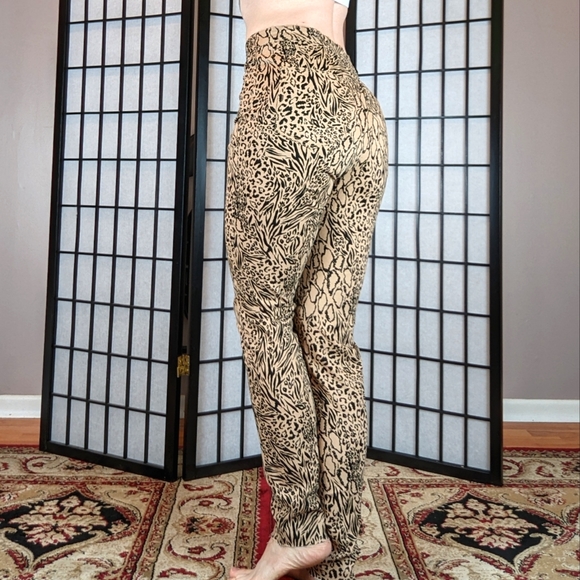 2/20) NWOT Tan animal print jeans - Picture 4 of 12